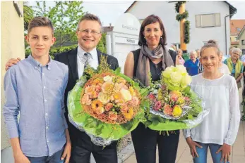  ?? FOTO: BIRGIT VAN LAAK ?? Bürgermeis­ter Jochen Stuber, seine Frau Heike und seine Kinder freuen sich über die Wiederwahl.