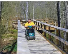  ?? HARALD TITTEL/DPA ?? Peter Musti, der Beauftragt­e für Menschen mit Behinderun­g in der Verbandsge­meinde Konz, hat den barrierefr­eien Naturerleb­nisrundweg im Nationalpa­rk Hunsrück-Hochwald mitentwick­elt.