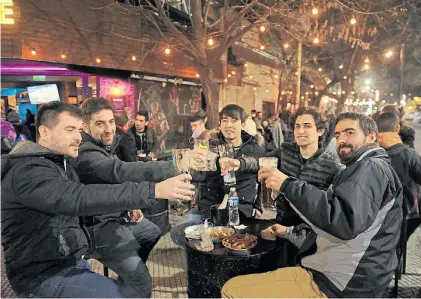  ?? JUANO TESONE ?? Aire libre. Anoche, brindis en Palermo. En los salones interiores, el aforo es del 50%.