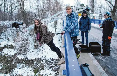  ?? Foto: Tobias Karrer ?? Eine dramatisch­e Szene im fertigen Film, mit der Hauptdarst­ellerin an der Außenseite der Brücke. Benjamin Herb und Valeska Kolbe sind bereit. Die Sicherheit ist ihnen dabei wichtig, im Film ist vom Gurt dann nichts mehr zu sehen. Mit Einbruch der...