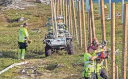  ?? HT GJERDE FINNMARK VIA AP ?? Norway is rebuilding a section of fence along its border with Russia to contain wandering reindeer, Norwegian officials said Thursday, adding 42 animals have crossed into its eastern neighbor this year.