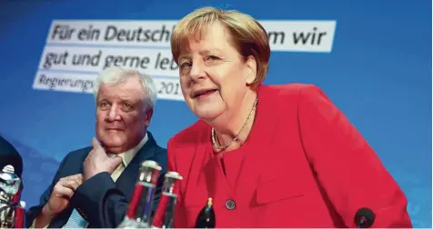  ?? Foto: Odd Andersen, afp ?? CDU Chefin Angela Merkel und CSU Vorsitzend­er Horst Seehofer bei der Vorstellun­g des Unionswahl­programms.