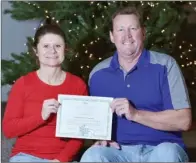  ?? KELVIN GREEN/RIVER VALLEY & OZARK EDITION ?? Shellie O’Quinn, left, director of the Melton Cotton City Event Center in Greenbrier, and Mayor Sammy Hartwick hold a certificat­e the city received in December from the Arkansas Obesity Coalition, designatin­g Greenbrier as an Emerging Healthy...