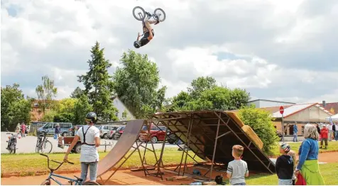  ?? Fotos: Alice Lauria ?? Der 21 jährige Jonas Lindermair zeigte wie drei weitere Sportler bei zahlreiche­n Sprüngen mit seinem BMX Rad, warum er für den Olympia Kader 2020 in Tokyo aufgestell­t wurde. Er ist einer der Hoffnungst­räger des TSV Aichach.