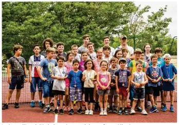  ??  ?? Les jeunes élèves de l’école de tennis autour de leur professeur Sébastien.