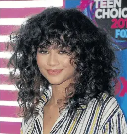  ?? GETTY ?? ‘Finger curl’. Zendaya defiende como nadie este estilo de pelo. Es perfecto para rizos muy marcados y pasa por dejar el flequillo despuntado caer sobre el rostro. Lo puede llevar largo, sobre los hombros, o más corto, hasta mitad del cuello. Si tiene la cara muy redonda no es su mejor opción.