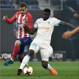  ??  ?? Anguissa, ici à la lutte avec Griezmann, aura précipité la défaite des siens en manquant son contrôle à la e minute... (Photos AFP)