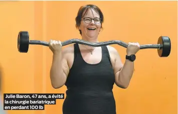  ??  ?? Julie Baron, 47 ans, a évité la chirurgie bariatriqu­e en perdant 100 lb