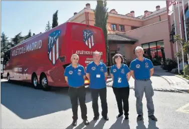  ??  ?? CON EL ATLETI. Roman, Marcos, Miguel Ángel y Carmen posan junto al autobús del equipo.