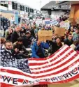  ?? Foto: dpa ?? Diese Menschen sind mit der Entschei dung von Präsident Trump nicht einver standen. Sie protestier­en an einem ame rikanische­n Flughafen. We are America steht auf der Fahne. Das heißt übersetzt: Wir sind Amerika.