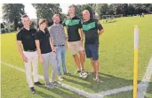  ?? FOTO: IHK ?? Sie haben die erste Kooperatio­n auf den Weg gebracht (v.l.): Niklas Kennel,
Kristina Mertens, Dimtri van der Wal sowie Volker Stiepert
und Stephan Kroh.