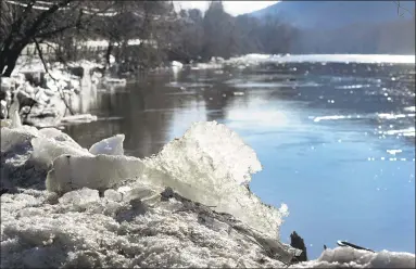  ?? Carol Kaliff / Hearst Connecticu­t Media ?? The ice that jammed the Housatonic River in Kent for several weeks has significan­tly melted.