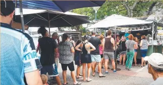  ?? Picture: PATRINA MALONE ?? Parap Market patrons decide for themselves who has the best laksa as the line to Mary's snakes through the crowd and a few newcomers try Yati's.