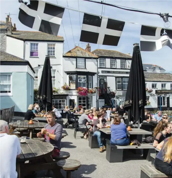  ?? FOTO: VISIT CORNWALL ?? Havnefront­en i Falmouth. Her er pubber, fish’n’chips og de kendte Cornish pastys – en slags pirogger.