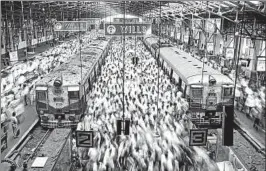  ??  ?? Fließende Menschenma­ssen und Starre auf diesem Bild vom Bahnhof der indischen Metropole Mumbai. Foto: Sebastião Salgado/ Amazonas images