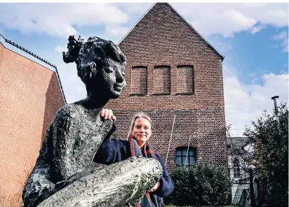  ?? RP-FOTO: EVERS ?? Sabrina Kühle in der Gelderner Glockengas­se. Dort könnten die Brunnenfig­uren und die Metallinst­allation im Hintergrun­d Stationen des von der SPD beantragte­n Kunstwande­rwegs werden.