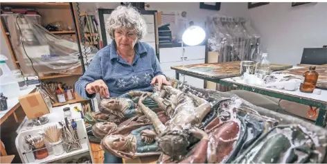  ?? RP-FOTO: HANS-JÜRGEN BAUER ?? Roswitha Friedelt mit dem Relief der Grablegung. Mit viel Liebe stoppt sie die Alterungsb­rüche.