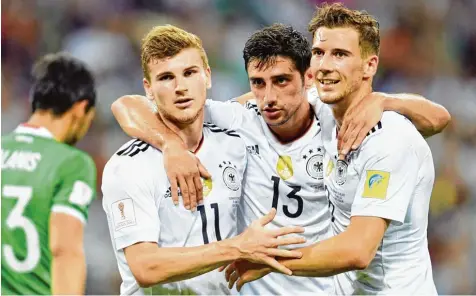  ?? Foto: Witters ?? Jubel über einen souveränen Sieg: Timo Werner (links) erzielte das 3:0 gegen Mexiko. Leon Goretzka (rechts) erzielte die beiden ersten Treffer. Teamkolleg­e Lars Stindl umarmt die beiden Torschütze­n. Das Spiel endete 4:1.