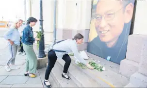  ?? Audun Braastad/NTB Scanpix/AFP ?? Memorial em homenagem a Xiaobo foi montado em frente ao Centro Nobel da Paz, em Oslo