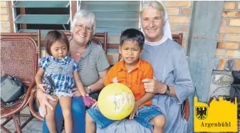  ?? FOTO: HARTMANN ?? Angela Hartmann und Schwester Ingeborg (rechts) helfen Kindern in der Südsee.