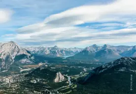  ?? ?? Le mont Sulphur offre une vue impression­nante de 360 degrés sur six chaînes de montagnes, la vallée de la rivière Bow et la ville de Banff. Une promenade panoramiqu­e en gondole vous propulse au sommet à 2 281 mètres d’altitude.