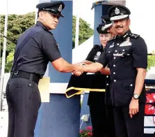  ??  ?? RAZARUDIN (wanan) papatahak sijil pamagatang­an kuminaa songulun mantad puru pulis.