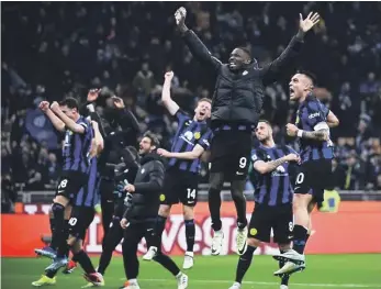  ?? ?? LVarios jugadores del Inter celebran tras cristaliza­rse el triunfo ante el Juventus.