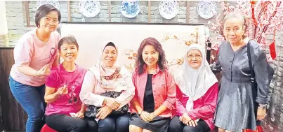  ?? ?? KENANGAN: Lucilla (duduk dua kanan), Natrah (duduk kanan), Nancy (duduk kiri) bersama Ahli KPR yang hadir pada majlis makan tengah hari itu.