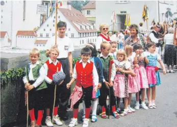  ?? FOTO: PRIVAT ?? Deutscher Wandertag 1992 in Friedrichs­hafen: Die Ortsgruppe Ravensburg des Albvereins war bei diesem Großereign­is beim Festzug mit kostümiert­en Kindern und einem pferdebesp­annten Festwagen mit Spital und Untertortu­rm vertreten.