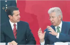  ??  ?? El presidente Enrique Peña Nieto y Gerardo Ruiz Esparza, titular de la SCT, inauguraro­n el 29 Congreso Nacional de Ingeniería Civil.