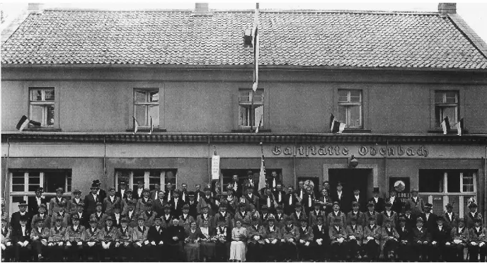  ?? FOTOS: SCHÜTZENBR­UDERSCHAFT IMMIGRATH ?? Das Foto von 1949 entstand vor dem damaligen Verienslok­al Odenbach, dort steht heute das Sass am Markt.