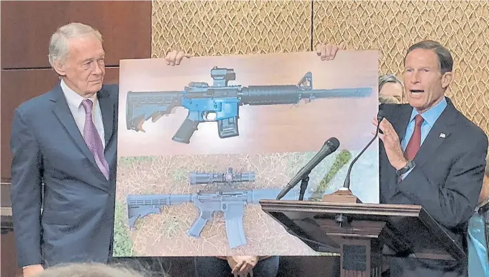  ?? AP ?? Rechazo. Los senadores demócratas Edward Markey y Richard Blumenthal muestran, ayer, fotos de los fusiles fabricados con impresoras. Piden a Trump que impida la legalizaci­ón.