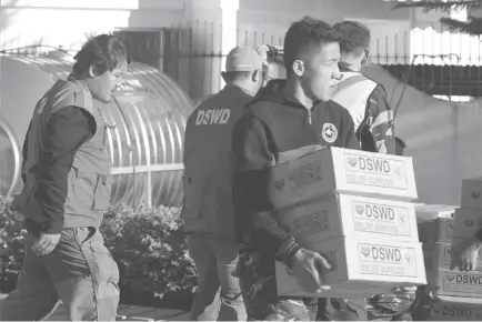  ?? Photo by Jean Nicole Cortes ?? AID. Department of Social Welfare and Developmen­t (DPWH) employees send 1,700 packs of relief goods to Kalinga, one of the hardest hit areas in the Cordillera during the onslaught of Typhoon Rosita.