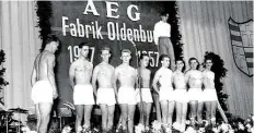  ??  ?? 1957: Zum zehnjährig­en Bestehen der Oldenburge­r AEGFabrik gibt’s für die 2000 Mitarbeite­r viel zu sehen.