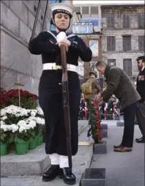  ?? HAMILTON SPECTATOR FILE PHOTO ?? Hamilton Mayor Fred Eisenberge­r lays a wreath at the cenotaph in 2016.