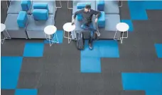  ?? FOTO: THE PICCOLO GROUP/DPA ?? Der Bodenbelag des britischen Hersteller­s Piccolo Group besteht aus blauen und grauen Teppichpla­nken und erinnert an den Spieleklas­siker Tetris.