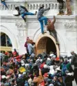  ??  ?? Mit Gewalt drangen Fans von Präsident Donald Trump in ein wichtiges Gebäude in der Hauptstadt Washington ein.