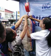  ??  ?? WOMEN from Barangay 76-A weigh segregated plastic waste