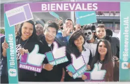  ??  ?? APOYO. Jóvenes de secundaria se benefician del programa.