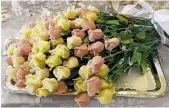  ??  ?? We Love the Idea: i fiori di zucchero creati da Nazira Catering, dettaglio romantico, si trasforman­o in dolci per decorare le tavole e allietare gli ospiti.