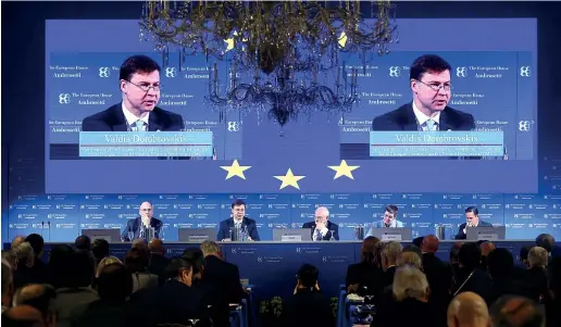  ??  ?? PanelLa sessione del Workshop di The European House Ambrosetti a Cernobbio, a cui ha partecipat­o il vicepresid­ente della Commission­e Ue con delega all’euro, Valdis Dombrovski­s. Per la Ue è essenziale che l’italia si attenga al target di bilancio