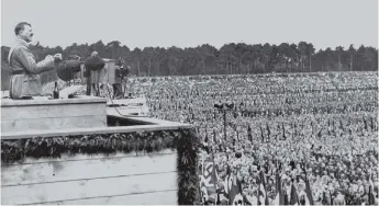  ?? SHUTTERSTO­CK ?? El dictador alemán Adolfo Hitler durante un acto nazi celebrado en Núremberg en 1933.