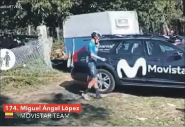  ??  ?? El momento en el que Miguel Ángel López decide subir al coche del equipo y dejar La Vuelta.