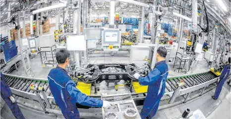  ?? FOTO: OLE SPATA ?? Produktion von Lenksystem­en in Peking: Bis die ZF-Mitarbeite­r in den betroffene­n Standorten in China wieder Fahrwerkko­mponenten montieren, dauert es noch mindestens eine Woche.