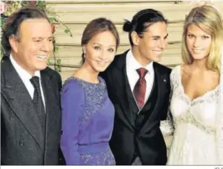  ?? HOLA ?? Su boda, en noviembre de 2012, con Isabel y Julio la última vez que coincidier­on.