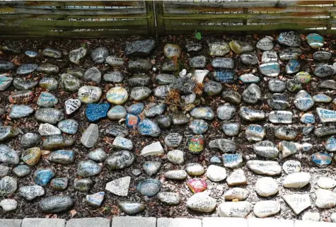  ?? Foto: Silvio Wyszengrad (Symbolbild) ?? Im Garten der Drogenhilf­e Schwaben erinnern Kieselstei­ne an die Drogentote­n.