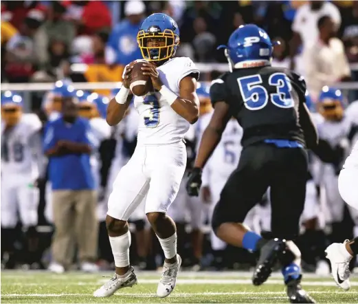  ?? ALLEN CUNNINGHAM/FOR THE SUN-TIMES ?? Alante Brown stands firm in the pocket despite pressure from Phillips’ Amari Hampton during the “Public League Super Bowl.”