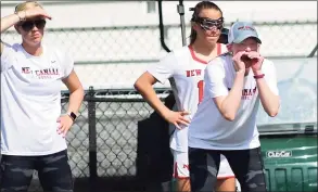  ?? Erik Trautmann / Hearst Connecticu­t Media ?? New Canaan girls lacrosse coach Kristin Woods talks to her players during a 2019 game against Darien.