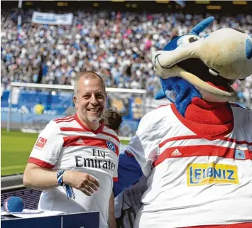 ?? Foto: Sven Simon ?? Lotto King Karl singt heute wieder sein „Hamburg meine Perle.“Der HSV Dino wird es genau beobachten.
