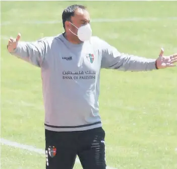  ??  ?? José Luis Sierra, técnico chileno de Palestino, en un partido de los árabes.